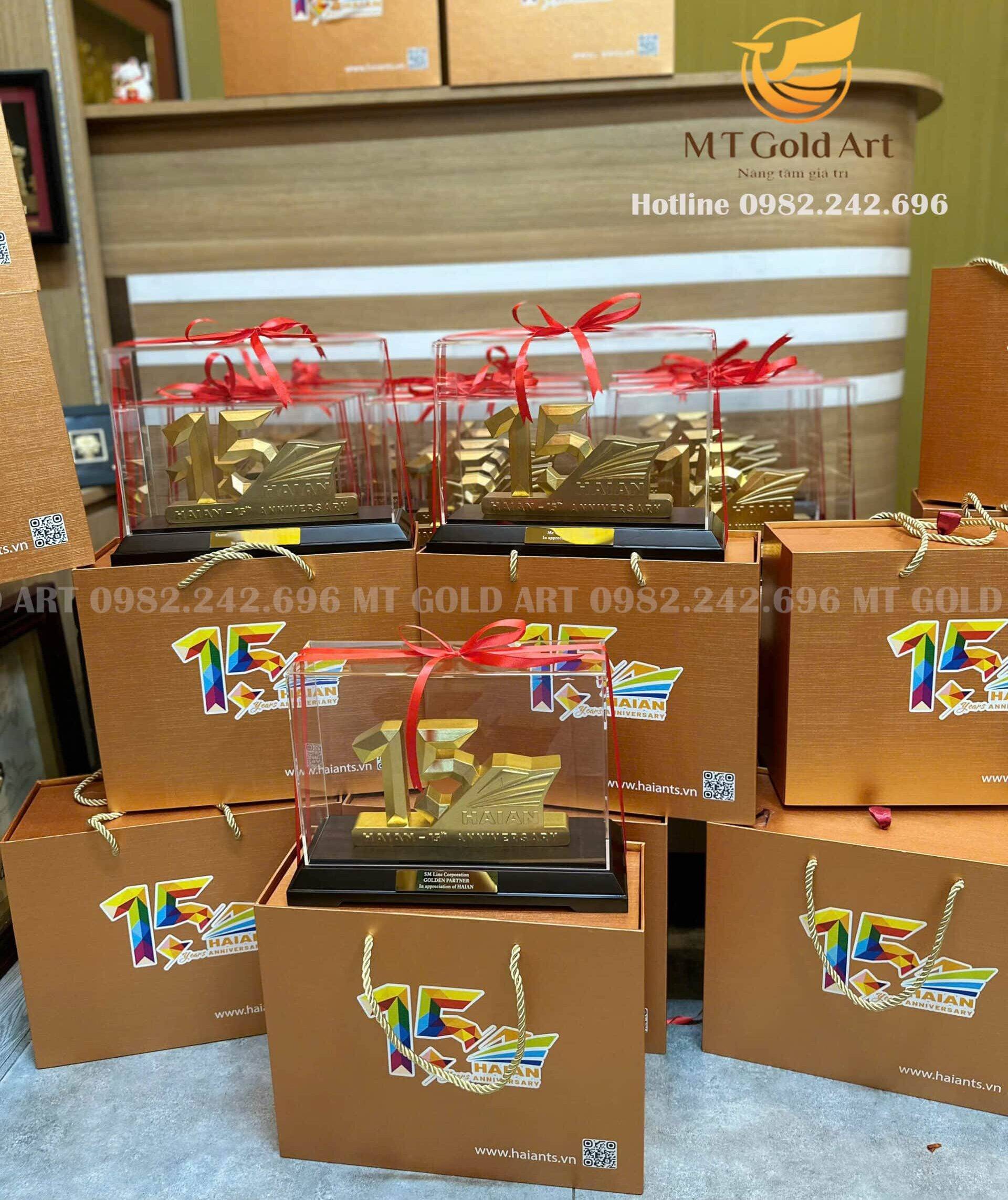 ky niem chương 15 năm - quà tặng tri ân khách hàng VIP của Vận tải Hải An