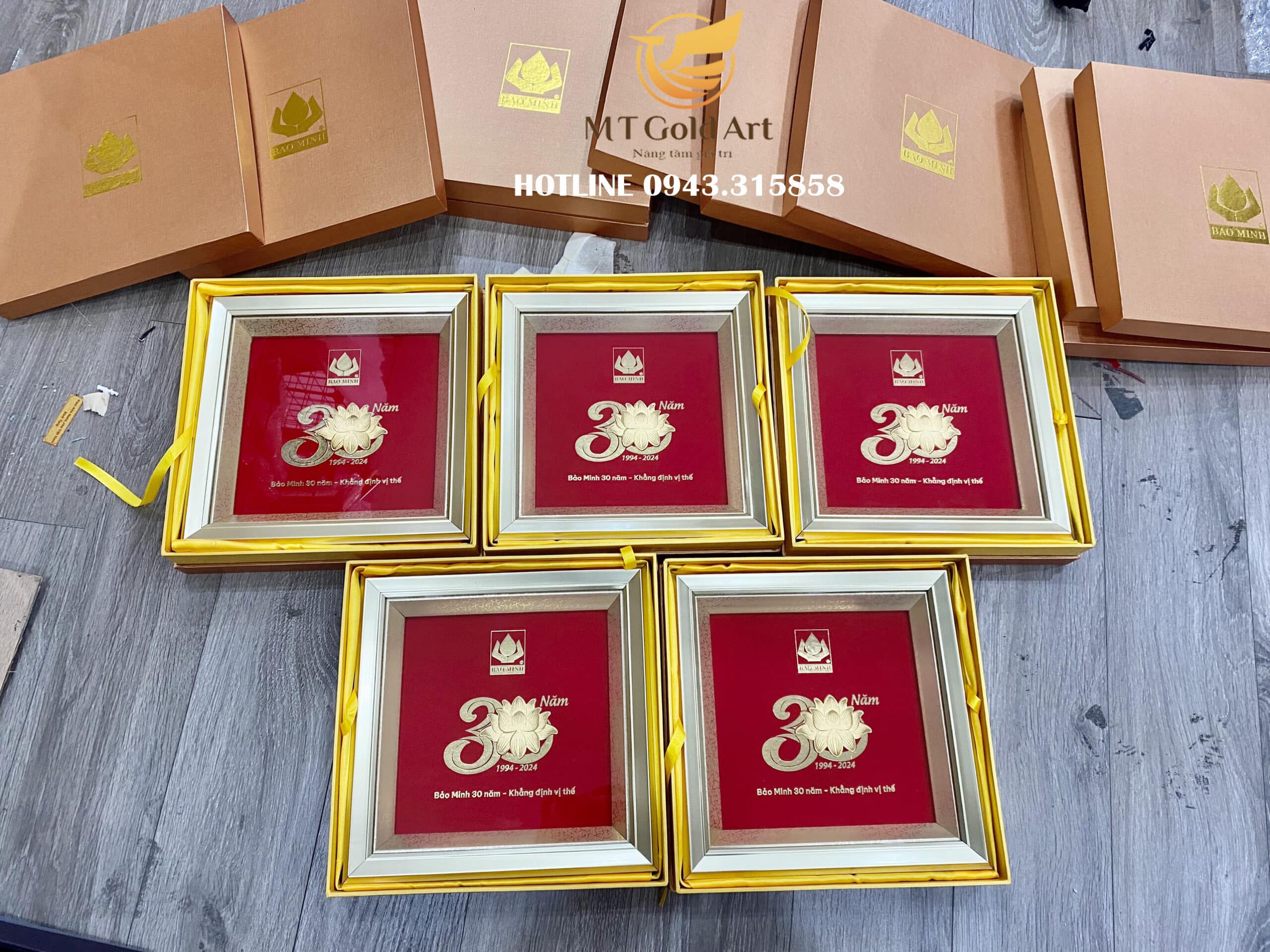 Quà kỷ niệm 30 năm thành lập- tranh thiết kế theo yêu cầu